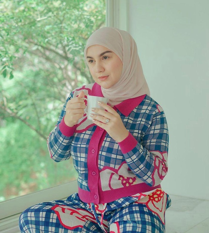 Gaya Irish Bella Saat Makan-makan dan Masak Bareng Keluarga Gaya Irish Bella Saat Makan-makan dan Masak Bareng Keluarga