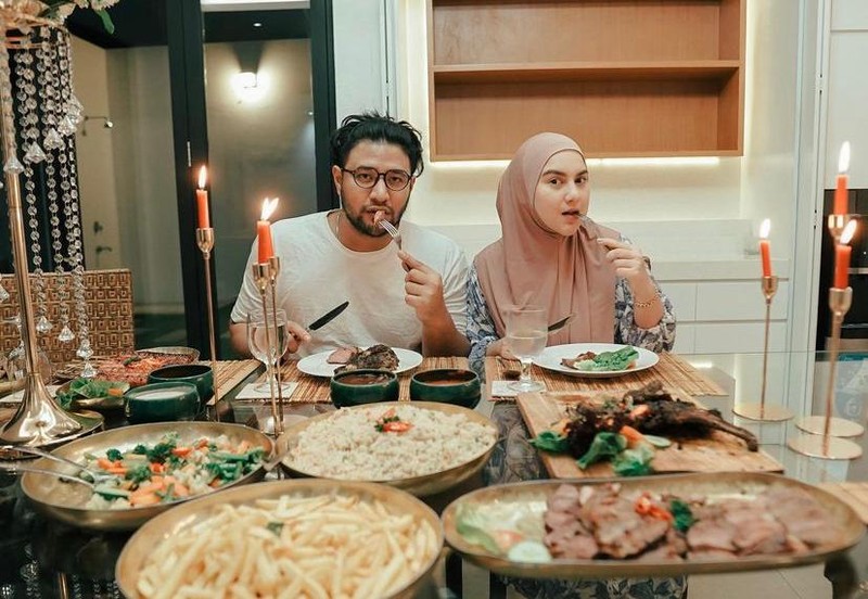 Gaya Irish Bella Saat Makan-makan dan Masak Bareng Keluarga