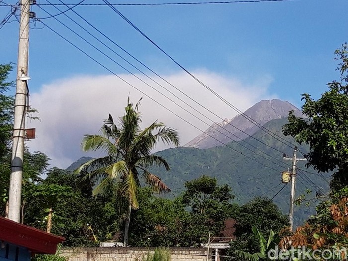 Gunung Merapi kembali memuntahkan awan panas sekitar pukul 08.00 WIB, Minggu (12/3/2023). Foto diambil dari wilayah Boyolali.
