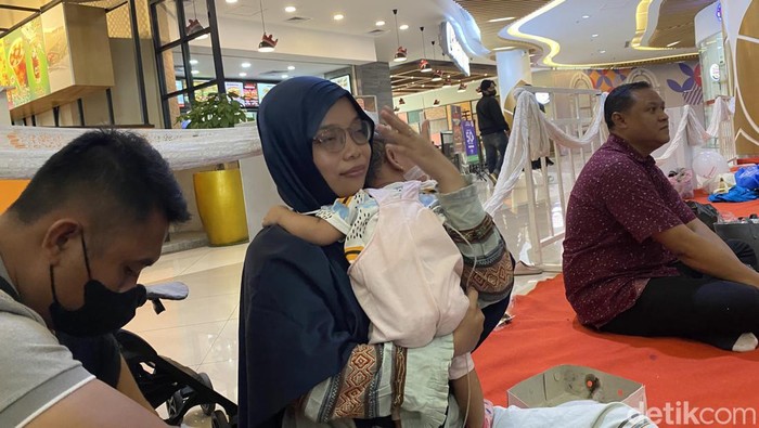 Ibunda Anisa, Diah, di acara memperingati Hari Penyakit Langka atau Rare Disease Day 2023 di Grand Kamala Lagoon Mall, Bekasi, Minggu (12/3/2023). (Devi Puspitasari/detikcom)