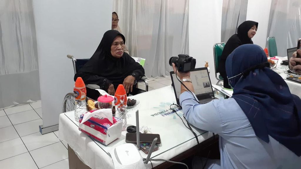 Jemput Bola, Imigrasi Jakbar Ambil Foto Paspor Calon Jemaah Haji di Yayasan