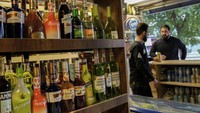 Larangan impor, penjualan, dan produksi miras sebetulnya diadopsi pada 2016, tetapi baru diberlakukan secara resmi bulan lalu. Pada hari Sabtu lalu, otoritas bea cukai Irak memerintahkan semua pintu perbatasan memberlakukan larangan tersebut. Miras umumnya dilarang dalam Islam, agama yang dianut sebagian besar warga Irak, tetapi diizinkan dan digunakan dalam ritual keagamaan oleh orang Kristen, yang merupakan satu persen dari sekitar 40 juta orang warga Irak.