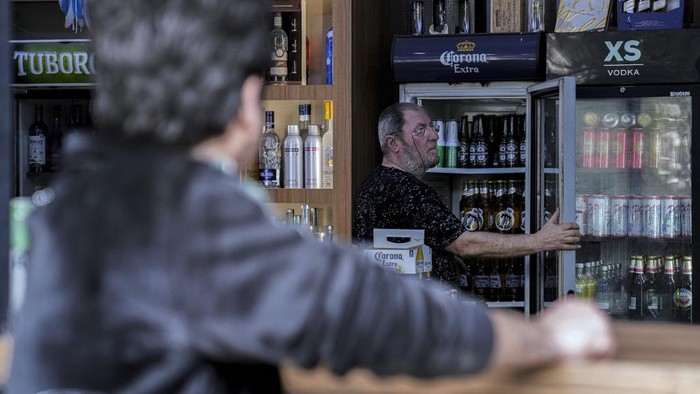 Irak Mulai Berlakukan Larangan Miras People buy alcohol in a liquor store in Baghdad, Iraq, Thursday, March 9, 2023. The Iraqi government started enforcing a 2016 ban on alcoholic beverages this month, although many liquor shops remained open in Baghdad. (AP Photo/Hadi Mizban)