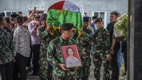 Prajurit TNI mengangkat keranda almarhumah Koesni Harningsih. Koesni Harningsih meninggal dunia di usia 63 tahun setelah menjalani perawatan di ICCU RSPAD Kartika Gatot Subroto.