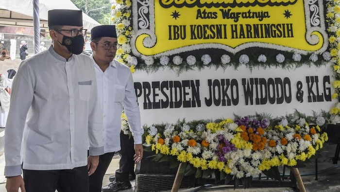 Istri Moeldoko Koesni Harningsih Meninggal Dunia Menteri Pariwisata dan Ekonomi Kreatif Sandiaga Uno (kiri) tiba di rumah duka untuk melayat almarhumah Koesni Harningsih, istri Kepala Staf Presiden Moeldoko di Jalan Terusan Lembang Nomor D54, Menteng, Jakarta, Minggu (12/3/2023). Koesni Harningsih meninggal dunia di usia 63 tahun setelah menjalani perawatan di ICCU RSPAD Kartika Gatot Subroto dan rencananya akan dimakamkan di Taman Makam Pahlawan Bahagia, Tangerang Selatan. ANTARA FOTO/Galih Pradipta