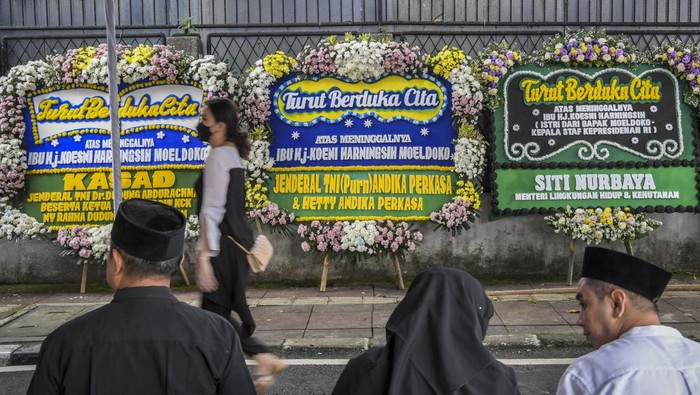 Istri Moeldoko Koesni Harningsih Meninggal Dunia Warga melayat almarhumah Koesni Harningsih, istri Kepala Staf Presiden (KSP) Moeldoko di Jalan Terusan Lembang Nomor D54, Menteng, Jakarta, Minggu (12/3/2023). Koesni Harningsih meninggal dunia di usia 63 tahun setelah menjalani perawatan di ICCU RSPAD Kartika Gatot Subroto dan rencananya akan dimakamkan di Taman Makam Pahlawan Bahagia, Tangerang Selatan. ANTARA FOTO/Galih Pradipta/rwa.