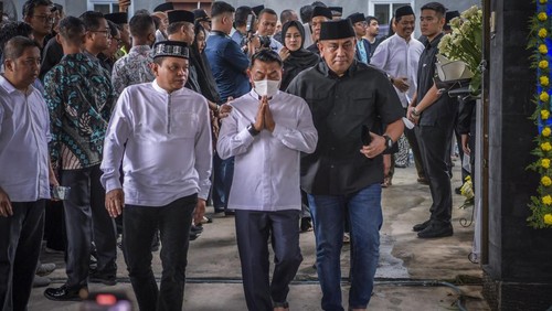 Kepala Staf Presiden Moeldoko (tengah) menyapa warga saat akan mengantar almarhum istrinya Koesni Harningsih di Jalan Terusan Lembang Nomor D54, Menteng, Jakarta, Minggu (12/3/2023). Koesni Harningsih meninggal dunia di usia 63 tahun setelah menjalani perawatan di ICCU RSPAD Kartika Gatot Subroto dan rencananya akan dimakamkan di Taman Makam Pahlawan Bahagia, Tangerang Selatan. ANTARA FOTO/Galih Pradipta/rwa.