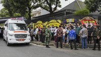 Rencananya almarhumah akan dimakamkan di Taman Makam Pahlawan Bahagia, Tangerang Selatan.