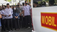 Presiden Joko Widodo bersama Ibu Negara Iriana Joko Widodo (kanan) melepas keberangkatan almarhumah Koesni Harningsih untuk dimakamkan. 