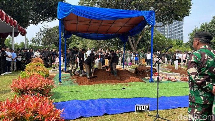 Jenazah istri Moeldoko, Koesni dimakamkan secara militer (Tiara Aliya Azzahra/detikcom)