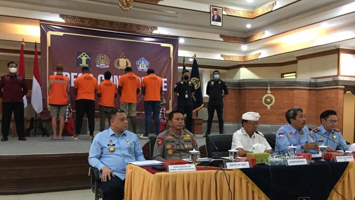 Kapolda Bali, Irjen Putu Jayan Danu Putra (duduk kedua dari kiri) dalam konferensi pers di Kantor Kemenkumham Bali, Minggu (12/3/2023).