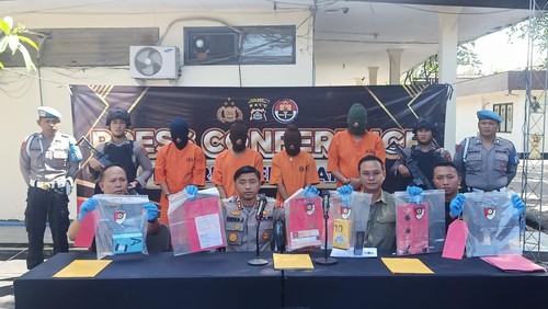Kapolres Jembrana pers rilis beberapa kasus hasil Operasi Sikat Agung 2023 di halaman Polres Jembrana, Minggu (12/3/2023).