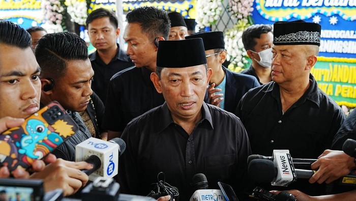 Kapolri Jenderal Listyo Sigit Prabowo melayat ke rumah duka istri KSP Moeldoko, Minggu (13/3/2023). (dok Istimewa)