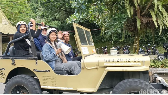 Kawasan wisata Kaliurang, Sleman, ramai dikunjungi wisatawan meskipun aktivitas Gunung Merapi masih tinggi, Minggu (12/3/2023).