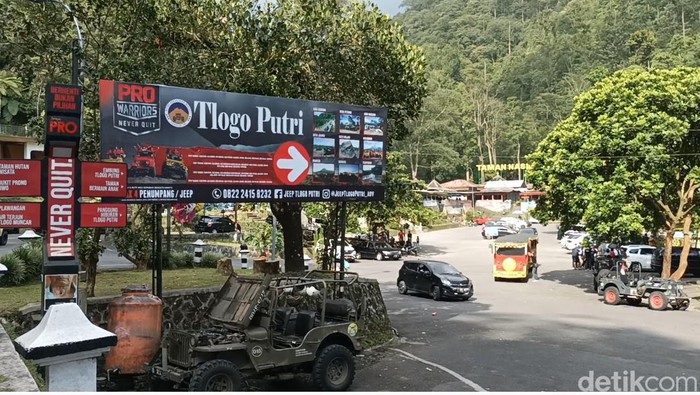 Kawasan wisata Kaliurang, Sleman, ramai dikunjungi wisatawan meskipun aktivitas Gunung Merapi masih tinggi, Minggu (12/3/2023).