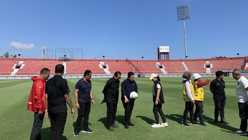 Ketua Umum PSSI Erick Thohir mengecek Stadion Kapten I Wayan Dipta, Gianyar, Bali, Minggu (12/3/2023).
