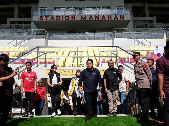 Ketum PSSI Erick Thohir Tinjau Stadion Manahan Solo Cek Persiapan Jelang Piala DUnia U-20 2023 Menpora Zainudin Amali (kiri) bersama Ketua Umum PSSI Erick Thohir (kanan), Wali Kota Solo Gibran Rakabuming Raka (tengah) dan Dirut PT PLN (Persero) Darmawan Prasodjo (kedua kiri) memegang bola resmi Piala Dunia U-20 2023 Indonesia saat meninjau kesiapan Stadion Manahan Solo di Jawa Tengah, Minggu (12/3/2023). Stadion Manahan dipersiapkan menjadi salah satu venue gelaran akbar Piala Dunia U-20 2023 di Indonesia.