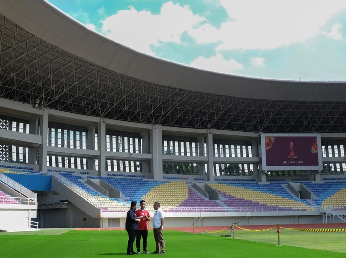 Menpora Zainudin Amali (kiri) bersama Ketua Umum PSSI Erick Thohir (kanan), Wali Kota Solo Gibran Rakabuming Raka (tengah) dan Dirut PT PLN (Persero) Darmawan Prasodjo (kedua kiri) memegang bola resmi Piala Dunia U-20 2023 Indonesia saat meninjau kesiapan Stadion Manahan Solo di Jawa Tengah, Minggu (12/3/2023). Stadion Manahan dipersiapkan menjadi salah satu venue gelaran akbar Piala Dunia U-20 2023 di Indonesia.