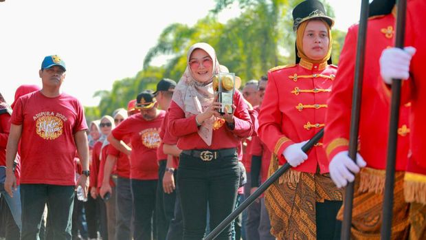 Kirab Piala Adipura di Jalan Pemuda menuju Pendapa Pemkab Klaten, Minggu (12/3/2023).