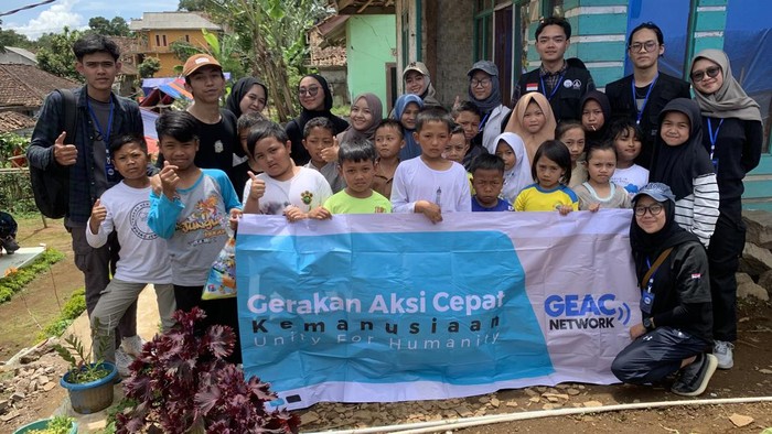 Komunitas non profit GEAC NETWORK (Gerakan Aksi Cepat Kemanusiaan) yang dibentuk sebagai wadah pergerakan mahasiswa di bidang kemanusiaan.