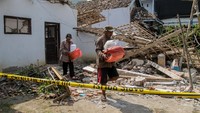 Warga menyelamatkan harta benda dari rumah terdampak ledakan di Sukosari, Kasembon, Malang, Jawa Timur, Minggu (12/3/2023) 