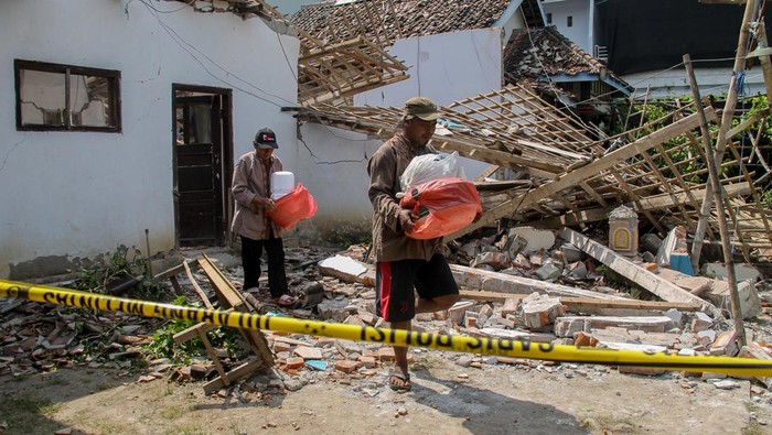 Kondisi Rumah yang Hancur Akibat Ledakan Petasan di Malang Warga menyelamatkan harta benda dari rumah terdampak ledakan di Sukosari, Kasembon, Malang, Jawa Timur, Minggu (12/3/2023). Akibat ledakan yang diduga berasal dari bahan baku pembuatan petasan tersebut menyebabkan tiga rumah warga rusak, satu orang meninggal dunia, dan dua orang luka-luka. ANTARA FOTO/Muhammad Mada/Zk/nz