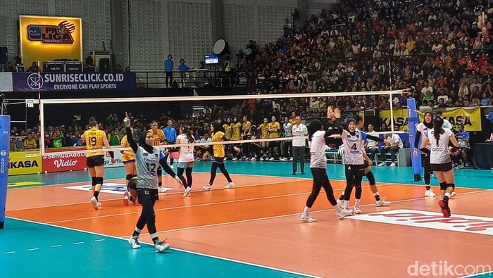 Laga Bandung bjb Tandamata vs Jakarta Pertamina Fastron dalam Final Four Proliga 2023 di GOR Sritex Arena, Solo, Minggu (12/3/2023).