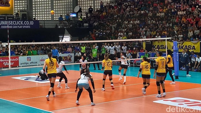 Laga Jakarta Pertamina Fastron vs Bandung Bjb Tandamata pada putaran ketiga Final Four Proliga 2023 di GOR Sritex Arena, Kota Solo, Minggu (12/3/2023).