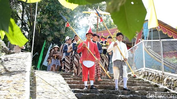 Larung sesaji di Kali Progo, Kulon Progo, Minggu (12/3/2023).