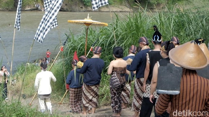 Larung sesaji di Kali Progo, Kulon Progo, Minggu (12/3/2023).