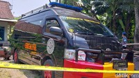 Tim Gegana Brimob terdiri 5 personel diterjunkan di lokasi. (Foto: M Bagus Ibrahim/detikJatim)