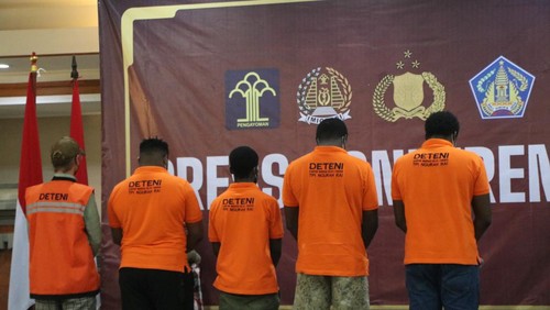 Lima orang WNA yang akan dideportasi karena melebihi masa izin tinggal atau overstay dan penyalahgunaan visa dihadirkan saat konferensi pers di Kantor Wilayah Kementerian Hukum dan HAM Bali, Minggu (12/3/2023).