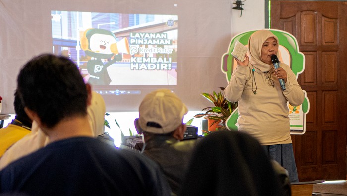 Antusiasme pelaku UMKM di Kota Depok mengikuti literasi keuangan dalam Kelas Pintar Bersama guna mewaspadai pinjol ilegal.