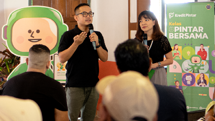 Antusiasme pelaku UMKM di Kota Depok mengikuti literasi keuangan dalam Kelas Pintar Bersama guna mewaspadai pinjol ilegal.