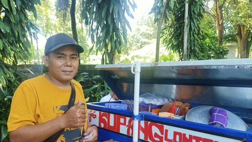 Pemilik usaha lontong Kupang sate kerang khas Surabaya, Jumri (35) ketika ditemui di Jalan Gunung Batukaru tepat didepan kuburan Tegal Monang Maning Denpasar, Bali pada Minggu (12/3/2023)