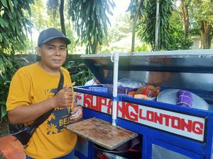 Lontong Kupang Sate Kerang Khas Surabaya Laris Manis di Denpasar