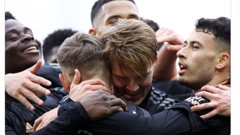 Fans Arsenal ini meyakini klubnya saat ini adalah yang terbaik di dunia. Foto: Twitter