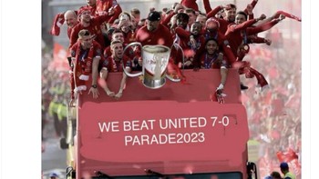 Para jawara Liverpool dengan gelar mengalahkan MU 7-0. Foto: Twitter