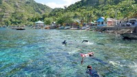 Pantai Olele berada di Desa Olele, Kecamatan Kabila Bone, Kabupaten Bone Bolango, Sulawesi Utara. Pantai ini terletak sekira 20 kilometer dari pusat Kota Gorontalo dan merupakan pintu gerbang menuju Teluk Tomini yang dikenal dengan keindahan alam bawah lautnya.