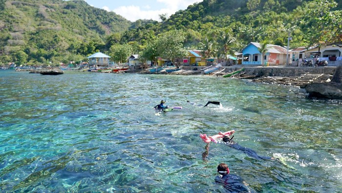 Menikmati Taman Laut Olele, Primadonanya Surga Laut di Gorontalo Sejumlah pengunjung melakukan snorkeling di objek wisata Taman Laut Olele, Kabupaten Bone Bolango, Gorontalo, Minggu (12/3/2023). Taman Laut Olele menjadi salah satu destinasi wisata bahari unggulan Provinsi Gorontalo yang memiliki hamparan terumbu karang yang sehat dengan beragam jenis ikan.
