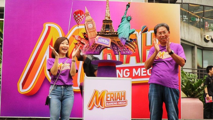 Direktur Utama Bank Mega Kostaman Thayib (kanan) dan Direktur Consumer Banking Diza Larentie, secara simbolis meluncurkan Program Undian Meriah Bareng Mega 2023, bertema “Keliling Dunia Bareng Mega”, di Jakarta, Minggu (23/3/2023).