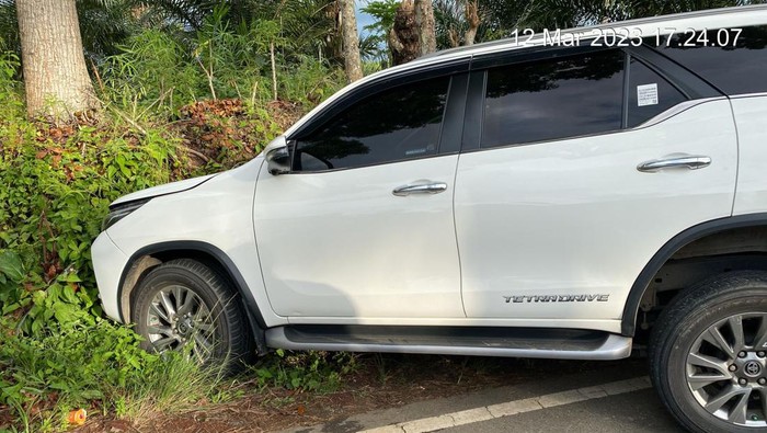 Mobil dinas Wakil Bupati Mukomuko, Provinsi Bengkulu menabrak pohon setelah sebelumnya ditabrak mobil lain. (Foto: Istimewa)