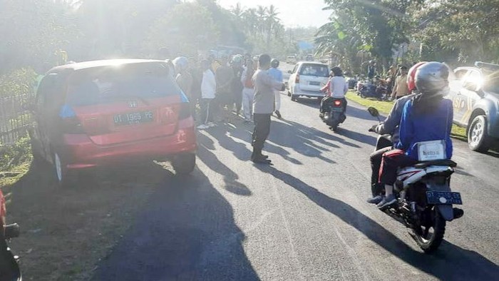 Mobil Honda Jazz menabrak pengendara motor di Bombana, Sulawesi Tenggara,