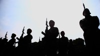 Sejumlah prajurit TNI memberikan penghormatan terakhir saat pemakaman istri Kepala Staf Presiden Moeldoko, Koesni Harningsih.  