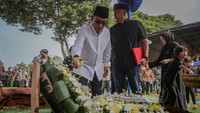 Kepala Staf Presiden Moeldoko menabur bunga ke makam istrinya, Koesni Harningsih usai dimakamkan. Koesni Harningsih meninggal dunia pada Minggu (12/3/2023) pukul 04.49 WIB di RSPAD Gatot Soebroto karena sakit.  