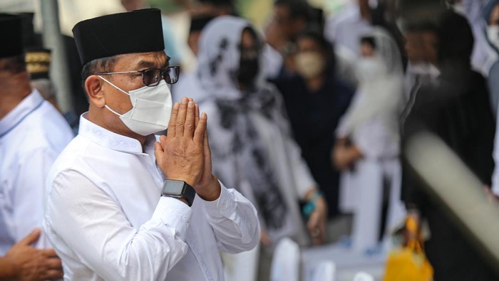 Momen Moeldoko Antar Jenazah Istri ke Perisitirahatan Terakhir Kepala Staf Presiden Moeldoko menabur bunga ke makam istrinya, Koesni Harningsih usai dimakamkan di Taman Makam Pahlawan (TMP) Bahagia, Tangerang Selatan, Banten, Minggu (12/3/2023). Koesni Harningsih meninggal dunia pada Minggu (12/3/2023) pukul 04.49 WIB di RSPAD Gatot Soebroto karena sakit. ANTARA FOTO/Fauzan/rwa.