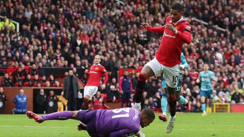 Soccer Football - Premier League - Manchester United v Southampton - Old Trafford, Manchester, Britain - March 12, 2023 Southamptons Gavin Bazunu in action with Manchester Uniteds Marcus Rashford REUTERS/Phil Noble EDITORIAL USE ONLY. No use with unauthorized audio, video, data, fixture lists, club/league logos or live services. Online in-match use limited to 75 images, no video emulation. No use in betting, games or single club /league/player publications.  Please contact your account representative for further details.