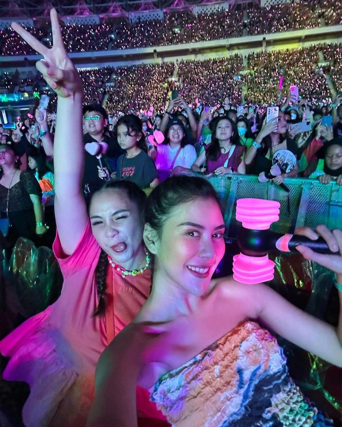 Nagita, Shahnaz dan Ayu Dewi nonton konser BLACKPINK
