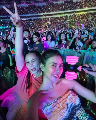 Nagita, Shahnaz dan Ayu Dewi nonton konser BLACKPINK Nagita, Shahnaz dan Ayu Dewi nonton konser BLACKPINK