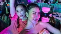 Nagita Slavina dengan rambut kepang duanya jadi pusat perhatian. Video Nagita Slavina sampai di GBK viral. Saat melihat BLACKPINK soundcheck Nagita memakai celana pendek hitam dengan hoodie putih. Malam harinya saat konser dimulai, Nagita Slavina memakai baju pink dan gayanya nggak terlihat sudah punya anak dua. Foto: Instagram @syahnazs